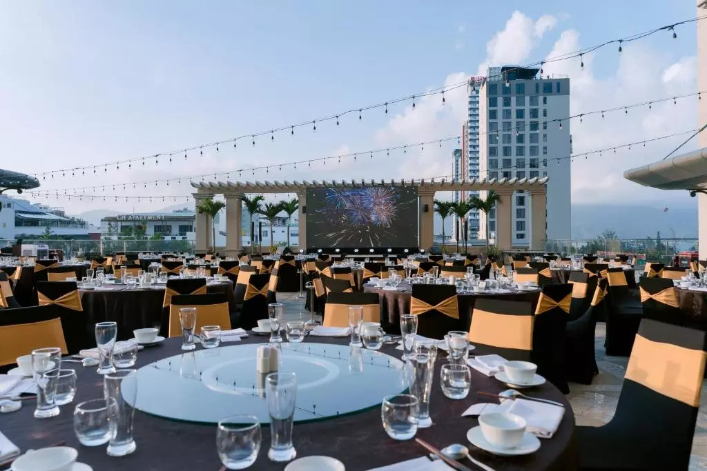 رستوران فضای باز هتل فور پوینتس بای شرایتون دانانگ